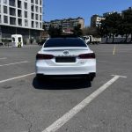 Нужен Tayota Camry White 2021 в аренду в Баку? Бронируй онлайн – низкие цены и быстрая подача!