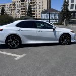 Нужен Tayota Camry White 2021 в аренду в Баку? Бронируй онлайн – низкие цены и быстрая подача!