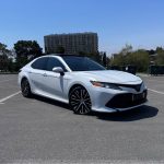 Нужен Tayota Camry White 2021 в аренду в Баку? Бронируй онлайн – низкие цены и быстрая подача!