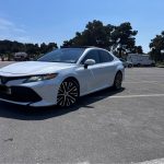 Нужен Tayota Camry White 2021 в аренду в Баку? Бронируй онлайн – низкие цены и быстрая подача!