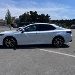 Нужен Tayota Camry White 2021 в аренду в Баку? Бронируй онлайн – низкие цены и быстрая подача!