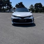 Нужен Tayota Camry White 2021 в аренду в Баку? Бронируй онлайн – низкие цены и быстрая подача!